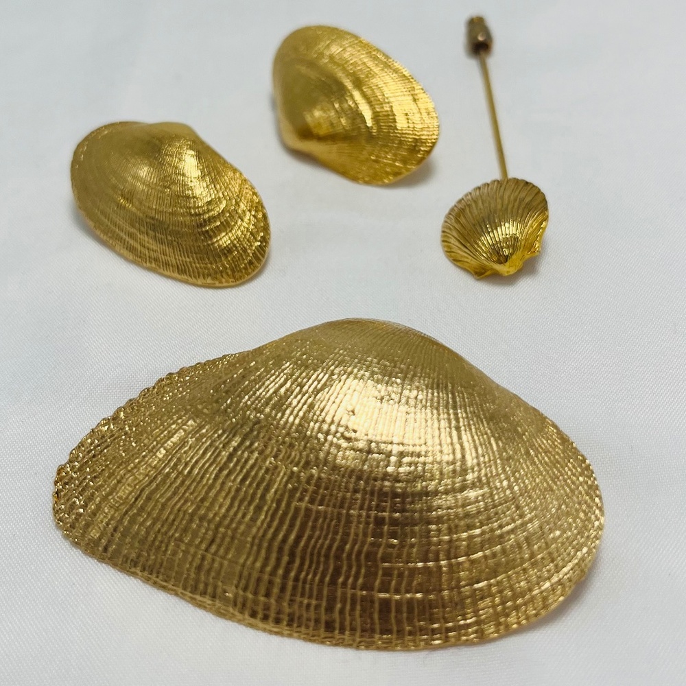 ART C SEA SHELL Brooch, and Clip Earring Set/ plus a Matching Stick Pin.